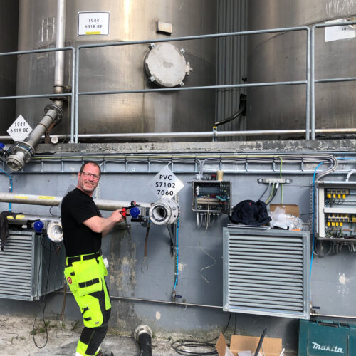 Man framför silo med det installerade silosäkerhetssystemet Shield.