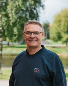 Porträttbild på Mikael utomhus